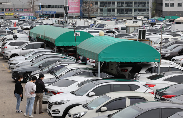 서울 장안평중고차매매시장에 차량들이 주차돼 있다. 사진=연합뉴스
