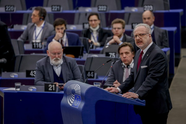 유럽의회가 오는 2036년부터 휘발유와 디젤 승용차 판매를 금지하는 법안을 통과시켰다(EPA=연합뉴스)