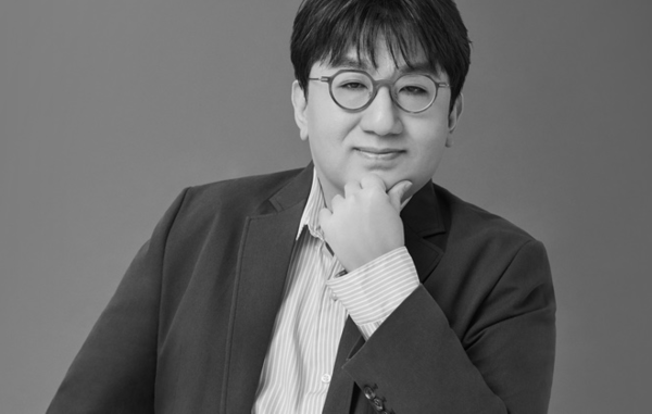 방시혁 하이브 의장은 JYP 프로듀서에서 하이브 의장까지 오른 인물이다. SM인수전에 뛰어들면서 현실판 재벌집 막내아들 스토리를 보여준다는 평가를 받는다. 사진=하이브 홈페이지