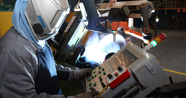 대우조선해양은 선박 배관 조정관을 용접하는 협동로봇을 개발해 선박 건조 현장에 적용했다. 로봇은 작업환경을 개선하고 생산성 향상에 기여할 것으로 보인다. 사진=대우조선해양 제공