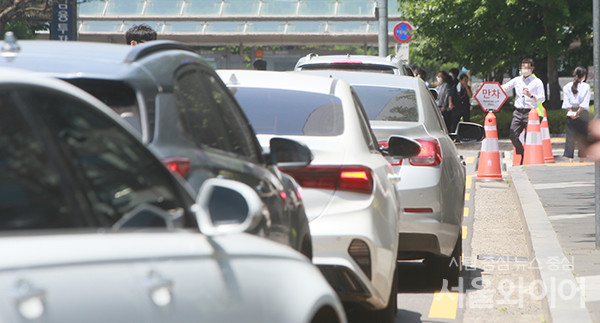 서울 IFC몰을 찾은 시민들이 주차장에 진입하기 위해 대기하고 있다.