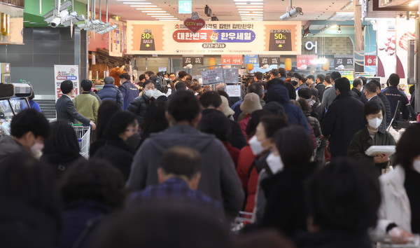 지난 15일 서울 서초구 양재동 하나로마트 양재점에서 열린 대한민국 한우세일 행사에서 시민들이 줄을 서있다. 사진=연합뉴스 제공