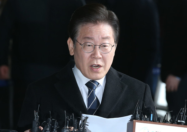 이재명 더불어민주당 대표가 10일 서울 서초구 서울중앙지방검찰청에 도착해 위례 신도시·대장동 개발사업 의혹과 관련해 소환 조사를 받기 위해 검찰 청사로 들어가며 입장 표명을 하고 있다.  / 사진=이태구 기자