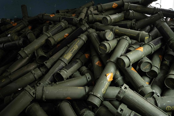 우크라이나 전쟁 최대 격전지인 도네츠크주의 바흐무트에 박격포탄이 잔뜩 쌓여있다 (AFP=연합뉴스)