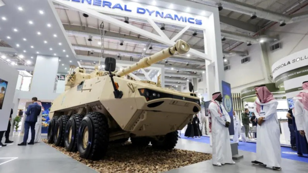 작년 사우디아라비아 리야드에서 개최된 제1회 '월드디펜스 쇼'에서 관계자들이 전시된 무기를 살피고 있다 (사진, 알아라비야 방송 화면에서 갈무리)