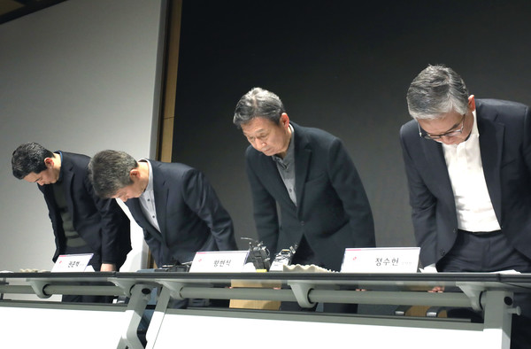 LG유플러스가 16일 열린 기자간담회에서 최근 접속장애, 고객정보유출에 대해 사과했다. 정치권에서는 후속대책에 위약금 면제를 포함해야 한다는 비판이 나온다. 사진=LG유플러스 제공