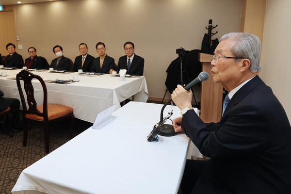 김종인 전 국민의힘 비상대책위원장이 지난 16일 오전 서울 여의도 한 식당에서 열린 ‘연대와 공생‘ 강연에서 '한국 정치의 올바른 방향'이라는 주제로 발언하고 있다. 사진=연합뉴스 제공