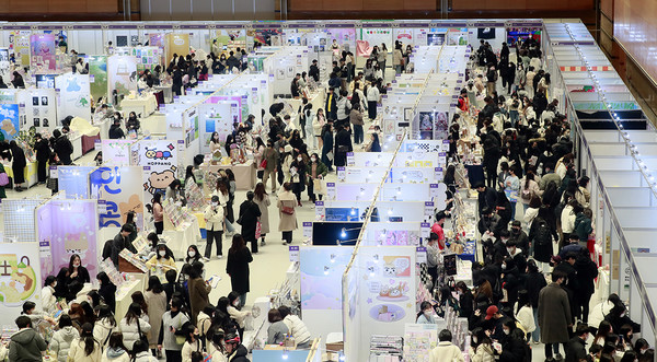 17일 서울 코엑스에서 열린 'K-일러스트레이션 페어 서울2023' 행사가 관람객들로 인산인해를 이루고 있다.