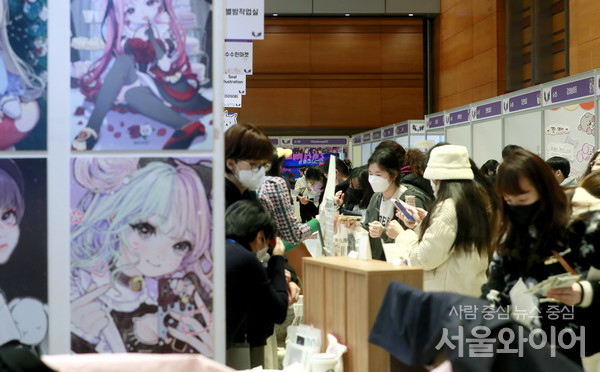 17일 서울 코엑스에서 열린 'K-일러스트레이션페어 서울 2023' 행사를 찾은 시민들이 작품을 감상하고 있다.