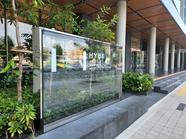 박지원 하이브 최고경영자는 17일 오전 전 직원들에게 발송한 사내 이메일에서 “지난 며칠간의 소식은 이 전 총괄과 SM 현 경영진 간의 과거사일 뿐, 앞으로 하이브와 SM이 원칙대로 투명하게 이끌어 갈 미래에 성립되지 않을 이슈”라고 밝혔다. 사진=한동현 기자