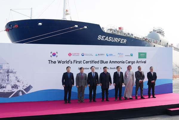 김 대표(맨 왼쪽)가 지난해 12월 울산항에서 열린 세계 최초로 생산된 청정 암모니아 입항식에서 관계자들과 축하 행사를 갖고 있다. 사진=롯데정밀화학 제공