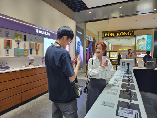 15일(현지시간) 말레이시아 쿠왈라룸푸르에 위치한 삼성 익스피리언스 스토어에서 현지 소비자들이 갤럭시 S23의 혁신기능을 체험하고 있다. 사진=삼성전자 제공