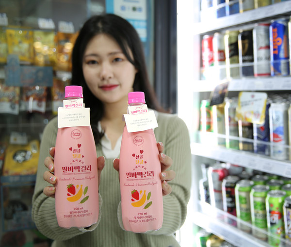 모델이 GS25가 출시한 딸바 막걸리를 들고 포즈를 취하고 있다. 사진=GS25 제공