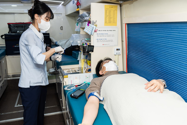SK네트웍스 구성원이 삼일빌딩 사옥 앞에서 진행된 ‘사랑의 헌혈 캠페인’에 참여해 헌혈 중이다. 사진=SK네트웍스 제공