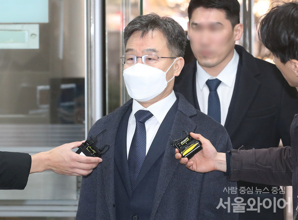 화천대유 대주주 김만배 씨가 1심 공판 출석하기 전 취재진 질의에 답하고 있다.