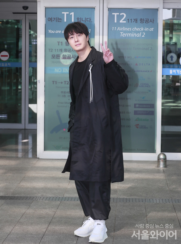 배우 정일우가 인천공항을 통해 출국하기 전 취재진들 앞에서 포즈를 취하고 있다.