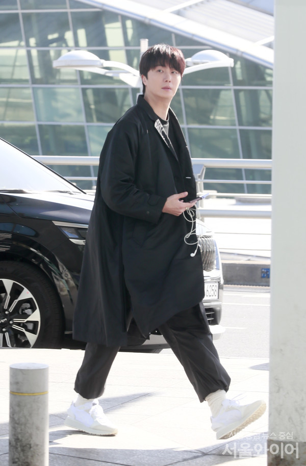 배우 정일우가 인천공항을 통해 이탈리아 밀라노로 출국하기 위해 출국장으로 이동하고 있다.