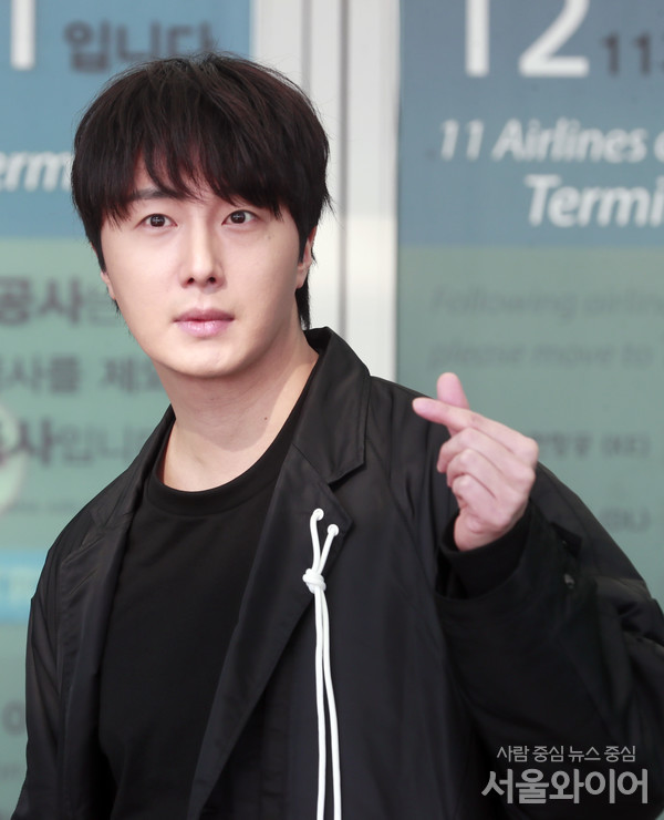 배우 정일우가 이탈리아 밀라노로 출국하기 전 취재진 앞에서 포즈를 취하고 있다.