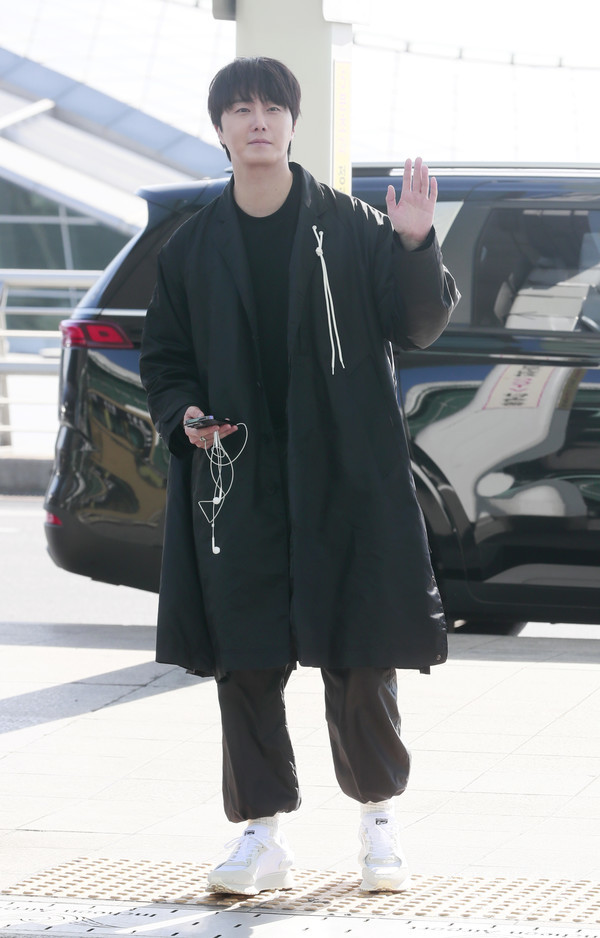 배우 정일우가 20일 이탈리아 밀라노에서 열리는 행사에 참석차 인천공항을 방문, 팬들에게 손을 흔들고 있다.