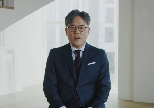 장철혁 SM 최고재무책임자(CFO)는 20일 공개된 공식 영상에서 하이브의 SM 공개매수가 가져올 여파와 피해 등을 설명했다. 사진=SM 공식 유튜브 채널 캡처