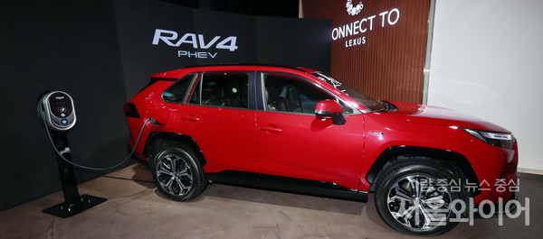 토요타 코리아 21일 신년 기자간담회를 개최하고 올해 신차 8종을 선보인다고 발표하며 ‘RAV4 PHEV’를 출시했다.토요타 코리아가 RAV4 플러그인 하이브리드를 출시했다.