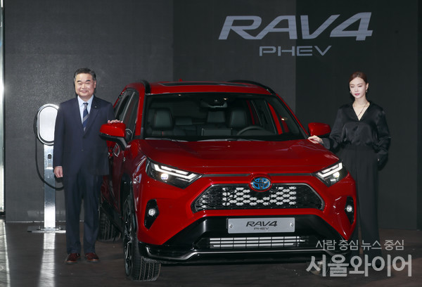 토요타 코리아가 21일 RAV4 플러그인 하이브리드를 출시한 가운데 콘야마 마나부 한국토요타자동차 신임 대표이사(좌측)가 제품과 기념사진을 찍고 있다.