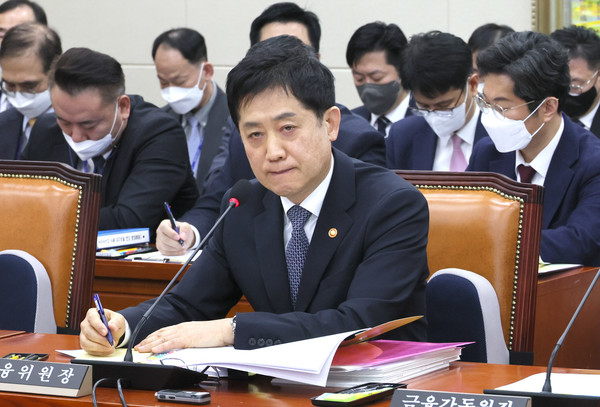 김주현 금융위원장이 21일 오전 열린 국회 정무위원회 전체회의에서 의원질의를 경청하고 있다. / 사진=연합뉴스.