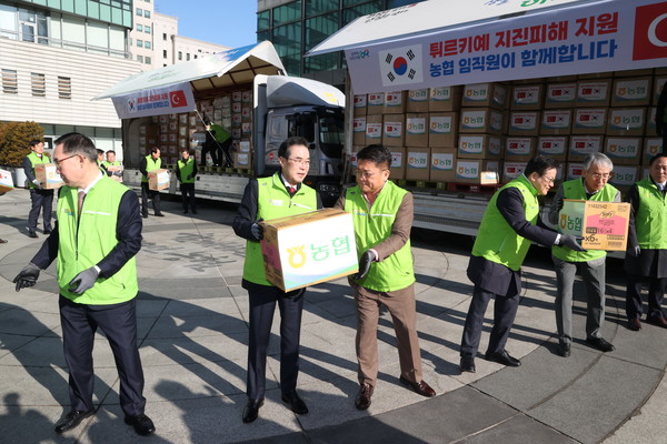 이성희 농협중앙회장과 김용택 전국금융산업노동조합 NH농협지부 위원장 등 임직원들이 튀르키예에 전달할 구호 물품을 차량이 싣고 있다. / 사진=NH농협중앙회