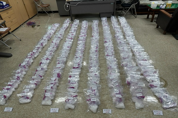 부산에서 담배 밀수 혐의로 수색 중이던 현장에서 밀반입된 필로폰 50㎏를 발견했다. 사진=부산지방검찰청 제공