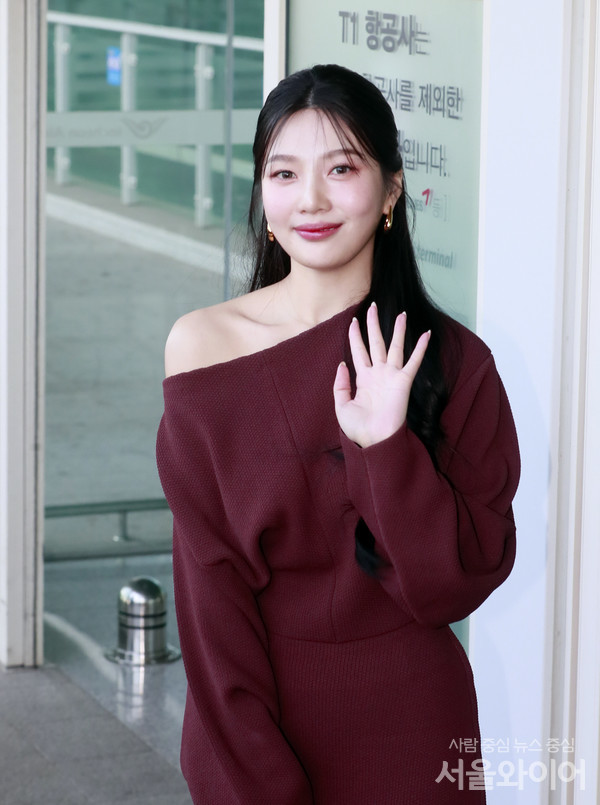 레드벨벳의 조이가 팬들에게 인사를 하고 있다.