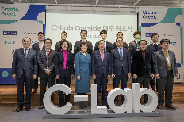 삼성전자가 22일 대구시 북구 삼성창조캠퍼스에 'C랩 아웃사이드 대구' 캠퍼스 개소식을 열었다. 개소식에 참석한 홍준표 시장(앞줄 왼쪽에서 다섯번째), 국민의힘 이인선 의원, 양금희 의원(앞줄 왼쪽에서 각각 세번째, 네번째), 김완표 삼성글로벌리서치 사장(앞줄 왼쪽에서 여섯번째), 대구 스타트업 5개사의 대표 등이 기념사진을 촬영하고 있다. 사진=삼성전자 제공