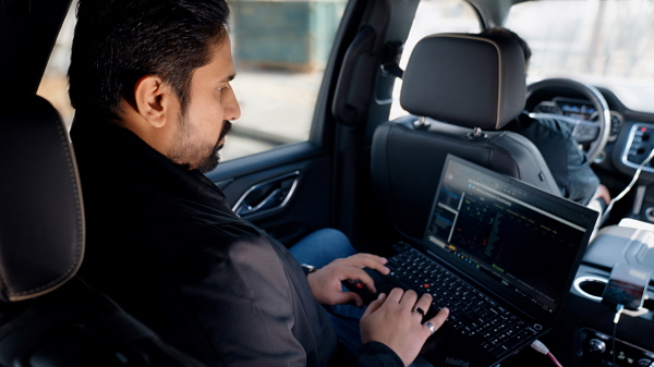 삼성전자 직원이 초도망 개통을 위한 망 테스트를 진행하고 있는 모습. 사진=삼성전자 제공