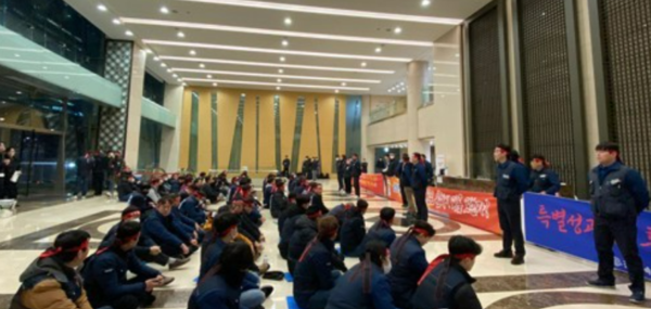 현대모비스 노조원들이 22일 오전 서울 강남구 현대모비스 본사 1층에서 격려금 인상을 요구하며 점거 농성을 벌이고 있다. 사진=연합뉴스