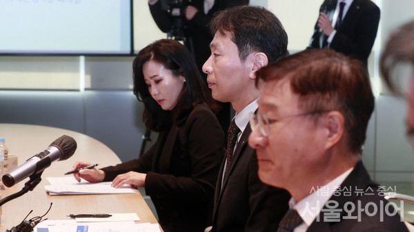 이복현 금융감독원장이 간담회에 참석, 발언을 하고 있다.