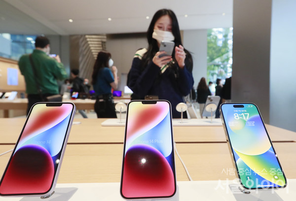 애플스토어 명동점을 찾은 시민이 아이폰 14를 살펴보고 있다. 사진=서울와이어 DB