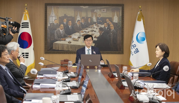 이창용 한국은행 총재(가운데)가 한국은행에서 금융통화위원회 통화정책방향 회의를 주재하고 있다.
