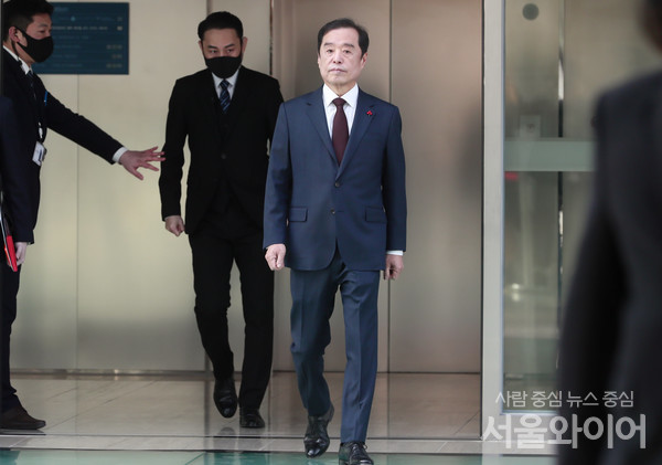 김병준 전경련 회장 직무대행이 정기총회장으로 이동하고 있다.