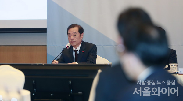 김병준 회장 직무대행이 수락연설을 하고 있다