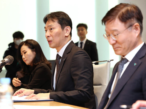 이복현 금융감독원장이 23일 오전 서울 중구 하나은행 을지로 본점에서 열린 상생금융 확대를 위한 금융소비자 및 전문가 현장 간담회에서 발언하고 있다. / 사진=연합뉴스