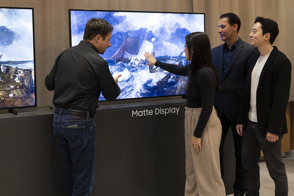 독일 프랑크푸르트 삼성전자 해외법인에서 열린 '2023 유럽 테크세미나' 참석자들이 '매트 디스플레이'가 탑재된 '더 프레임' 신제품을 살펴보고 있다. 사진=삼성전자 제공