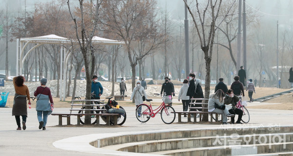서울 서초구 반포 한강공원을 찾은 시민들이 산책을 하고 있다. 사진=이태구 기자