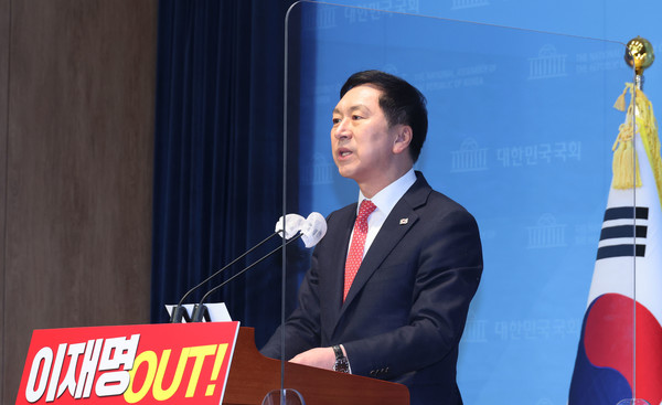 김기현 국민의힘 당 대표 후보가 26일 서울 여의도 국회 소통관에서 기자회견을 열고 자신의 '울산땅 의혹' 관련 수사기관에 정식 수사를 의뢰하겠다고 밝혔다. 사진=연합뉴스 제공
