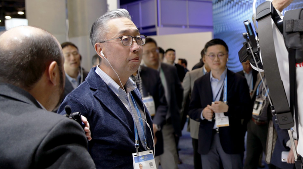 박지원 두산그룹 부회장이 경영진과 함께 미국 ‘CES 2020’ 현장에서 글로벌 모빌리티기업 전시관을 찾고 최신 기술 현황을 살피고, 직접 체험해 보고 있다. 사진=두산그룹 제공