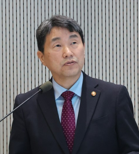 이주호 부총리 겸 교육부 장관은 지난 24일 서울 중구에서 열린 한 포럼에 참석해 “KAIST와 포스텍의 연구 중심 의대 설립을 적극 지원하겠다”고 말했다. 사진=연합뉴스