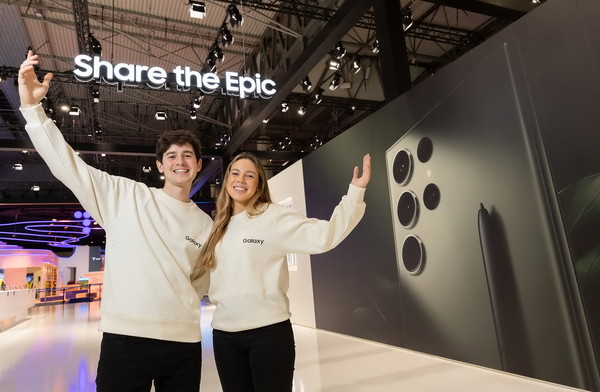 스페인 바르셀로나에서 막을 올린 MWC 2023 삼성전자 전시관에서 모델들이 부스를 소개하고 있다. 사진=삼성전자 제공 