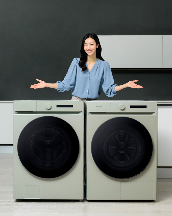 삼성전자가 글로벌 친환경 아웃도어 브랜드 '파타고니아'와 협업해 개발한 세탁코스가 적용된 '비스포크 그랑데 AI' 세탁기와 건조기 신제품을 출시했다. 삼성전자 모델이 친환경과 인공지능(AI) 기능이 강화된 제품을 소개하고 있다. 사진=삼성전자 제공