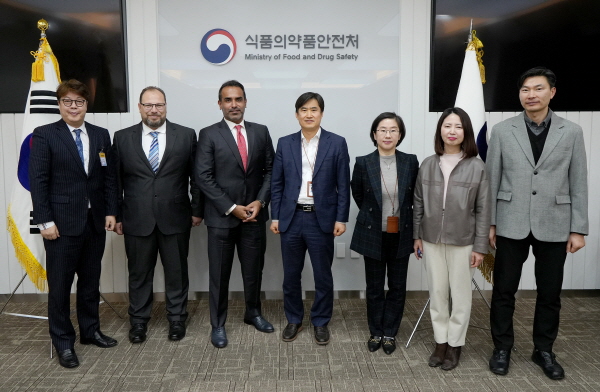지난 24일 식품의약품안전처에서 진행된 두바이사이언스파크 사절단 방문 미팅에서 주희석 메디톡스 부사장(왼쪽 첫번째), DSP 마르완 압둘아지즈 자나히 대표(왼쪽 세번째), 신준수 식약처 바이오생약국장(왼쪽 네번째)과 관계자들이 기념촬영을 하고 있다. 사진=메디톡스 제공