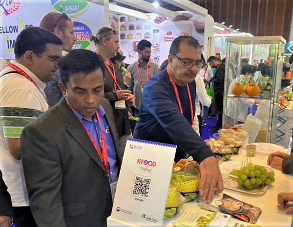 두바이 국제식품박람회 한국관에서 현지 바이어들과 현장 상담을 진행하는 모습. 사진=aT 제공