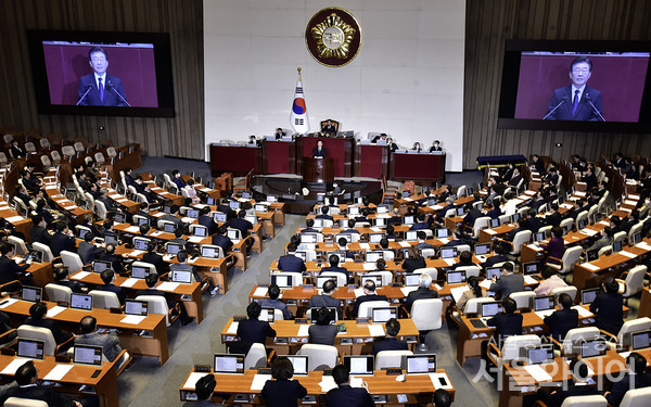 대장동과 위례신도시 개발 의혹, 성남FC 뇌물 의혹 관련해 구속영장이 청구된 민주당 이재명 대표에 대한 체포동의안 안건에 대한 본회의가 27일 오후 서울 여의도 국회에서 열린 가운데 이재명 대표가 발언을 하고 있다.