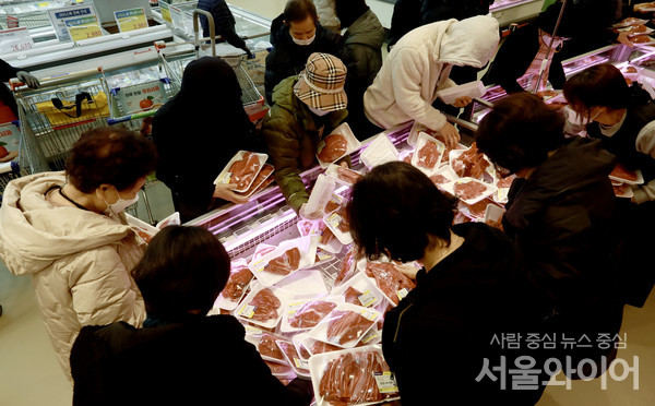 시민들이 제품을 고르고 있다.